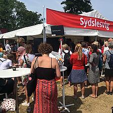Stort tilløb i Sydslesvigteltet på Folkemødet, da Grænseforeningen og SSF byder til Sønderjysk&hellip;