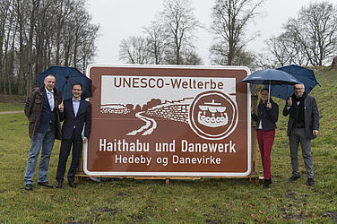 Neue Autobahnschilder werben für das Welterbe Haithabu-Danewerk