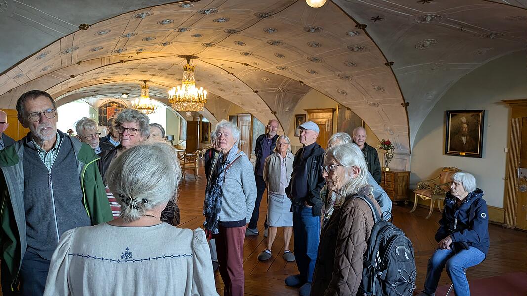 22 deltagere oplevede Lyksborg Slot i strålende solskin.