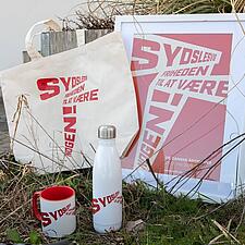 ÅRSMØDEMERCHANDISE ER KLAR
Under årets motto „Sydslesvig – friheden til at være nogen“ kan du i år&hellip;