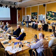 FULDT HUS I FLENSBORG
To ekstra borde måtte bæres ind, da Flensborg By holdt bygeneralforsamling&hellip;