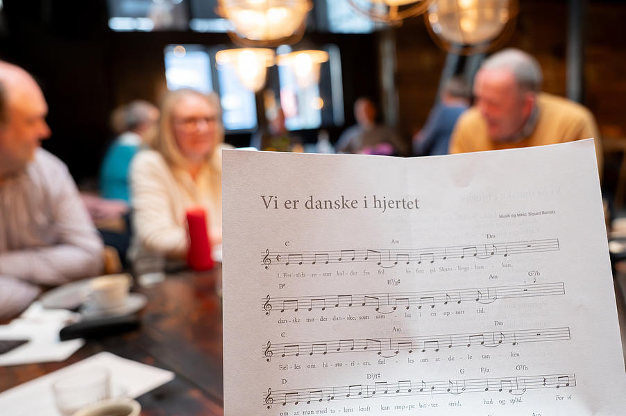 ”Vi er danske i hjertet” Sigurd Barrets Årsmødesang.