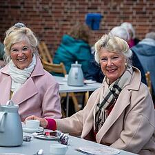 Årsmødelørdag:
Flot billede af de to søstre, som stråler om kap med solen!😊Dejligt at mødes igen!!!&hellip;