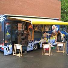 Husk, det er i dag, bogbussen kommer til Husum. Den holder bag Husumhus fra klokken 14-16.