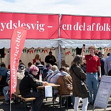 MØD OS I SYDSLESVIGTELTET (J29)
Så er anden dag på Folkemødet gået i gang. 
Se nogle billeder fra i&hellip;