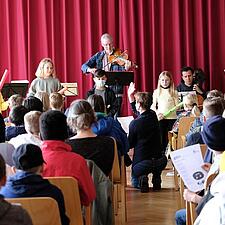 MUSIKALSK BESØG PÅ FLENSBORGHUS
Mandag og tirsdag formiddag lød der velkendte toner og glade stemmer&hellip;