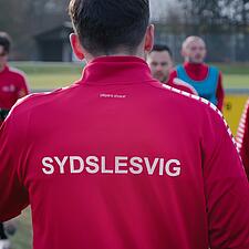 STØT DE SYDSLESVIGSKE LØVER: PRESALE AF LANDSHOLDSTRØJER KØRER NU
Vis, hvor du kommer fra. Vis, hvem&hellip;