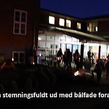 DET SÅ HELT KATOLSK UD

Folk væltede ud af kirken klokken sytten, da man sammen havde sunget Husum&hellip;
