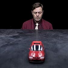 Frank Thiel solo på scenen i Flensborg

Stykket ”Bilisten” tager vejen forbi pendlerliv, trængsel,&hellip;