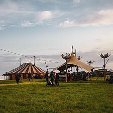 SKANDALØS FESTIVAL 2022 - "DET STORE GENSYN"
Efter to år med pandemi og en usikker fremtid er&hellip;