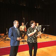 Efterårsfest 60+. Annette Neumann og Erik Leth byder de 140 deltagere fra hele amtet velkommen.&hellip;