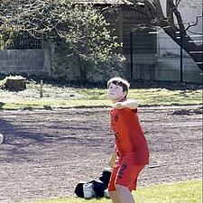 SÆSONENS FØRSTE RUNDBOLDKAMP
Torsdag i sidste uge blev den allerførste kamp i Sydslesvigs&hellip;