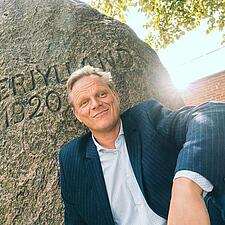Oplev Sigurd Barrett til Folkemødet i Vartov når han på musikalsk maner vil fortælle historien om&hellip;