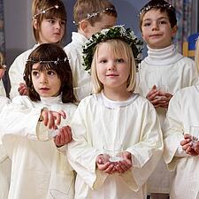 JULEHJØRNET - 13. DECEMBER / LUCIADAG
Lucia kommer af det latinske ord lux der betyder lys, og&hellip;