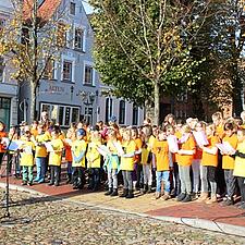 KAN I HUSKE DEN KONCERT?

For seks år siden sang 150 skolebørn på torvet i Tønning. Nu er det igen&hellip;