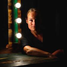 EN ALVORLIG KOMEDIE PÅ DET LILLE TEATER
Onsdag den 30. september bliver teatrets væsen og&hellip;