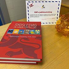 SYDSLESVIG - EN DANSK FORTÆLLING
JUBILÆUMSBOGEN FÅS NU PÅ SSF SEKRETARIATERNE
Forfatter er Merete Bo&hellip;