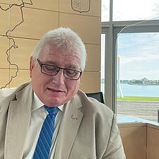 Landdagens formand, Klaus Schlie, er kommet med en smuk video-hilsen.
Se den her: