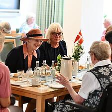 RESPEKT FOR MINDRETALLETS ÆLDRE

Dronning Margrethe har ved sit besøg på Dansk Alderdomshjem mødt en&hellip;