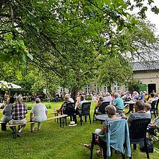 HISTORISK GODT BESØGT: FOLK I HAVEN OG NY UDSTILLING
Vejret, rammerne, selskabet og musikken viste&hellip;