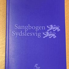 NY SANGBOG TIL MINDRETALLET

På SSFs hovedstyrelsesmøde i dag i Egernførde blev SSFs nye blå sangbog&hellip;