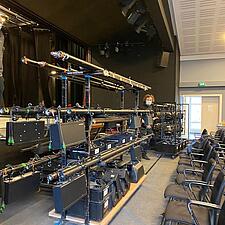 Der gøres klar til aftenens forestilling med Dansk Dansetaeter “Two lions and a castle”. 24.02.2022,&hellip;