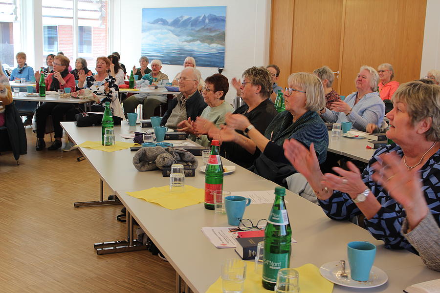 Højskoledag og generalforsamling i solskinsvejr.