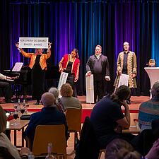 OPERA BINGO RULLER VIDERE
Ualmindeligt velklingende (og særdeles velklædte) sangere fra Den Jyske&hellip;
