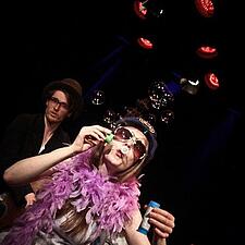 SÆSONAFSLUTNING
Teateriet Aprospos viser: EN SKRALDESPANDSKABARET
Tirsdag den 26. maj kl.19 - Nibøl&hellip;
