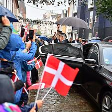DRONNINGEN MØDER 800 ÅRS HISTORIE 

Om eftermiddagen besøgte Dronningen Dansk Centralbibliotek i&hellip;