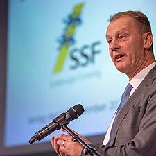 DET GODE SAMARBEJDE
Landsmødet er godt i gang. Der overrækkes officielle hilsner - fra Johannes&hellip;