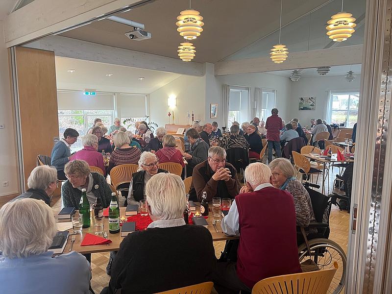 Endnu engang fuldt hus til fællesspisning.