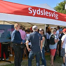 SÅ KAN DER IKKE VÆRE FLERE

Stort tilløb ved arrangementet med Knud Romer i Sydslesvigteltet. Med&hellip;