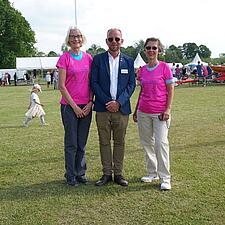 ....og til slut: En glad amtskonsulent, flankeret af SSF Satrup Havetofts smukke damer, Anne Karin&hellip;