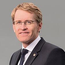MINSTERPRÆSIDENT ROSER SSF

Daniel Günther, Slesvig-Holstens ministerpræsident, fremhæver i sin&hellip;