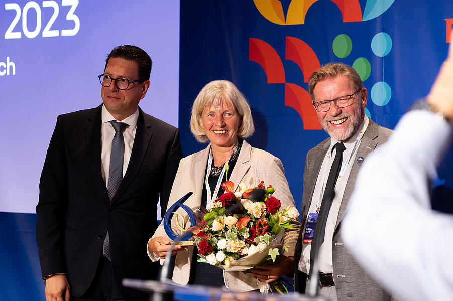 Renate Schnack får FUEN-prisen.