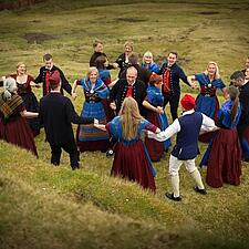FÆRØSK KÆDEDANS PÅ FRILUFTSMØDET I FLENSBORG KNYTTER BÅND
Danseforeningen Fótatraðk kommer med 18&hellip;