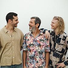 TRIOEN BUSHBABIES PÅ SCENEN I FLENSBORG
Torsdag den 27. november spiller Knudsen/Bremer/Ewert på&hellip;