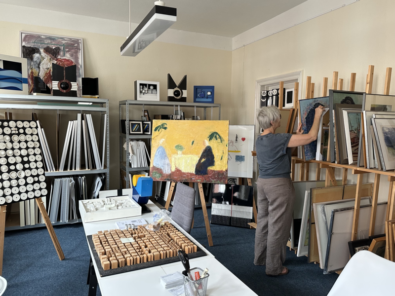 Ved et bord: Nyt værk til SSFs kunstsamling.