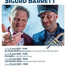 SIGURD SPILLER I DRAGE
Sigurd Barrett, kendt som sangskriver, tv-vært, pianist og meget mere,…