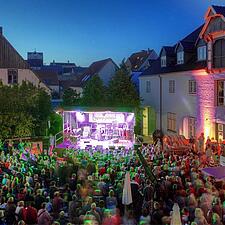 HOFKULTUR - HELE BYEN SOM SCENE
17. juli - 16. august
Om sommeren er der en anden puls i Flensborg.&hellip;
