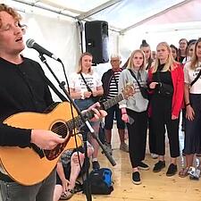 Så er Michael Schulte live i Sydslesvigteltet på Folkemødet