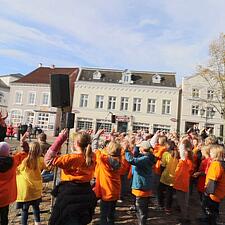 SPIL DANSK DAG HVOR ALLE SANG OG VEJRET SPILLEDE MED

I formiddags sang et veloplagt kor på over 100&hellip;