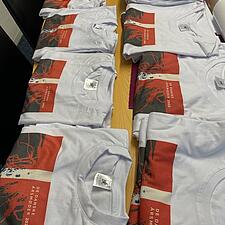 FIK DU IKKE BESTILT EN ÅRSMØDE T-SHIRT? VI HAR KØBT EKSTRA STØRRELSER IND OG NOGLE EMALJEKRUS. EN&hellip;