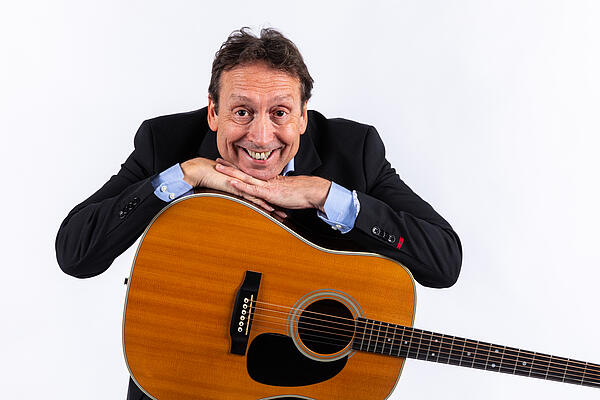 Guitarkaj kommer med sang, grin og danske klassikere