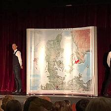 UNGDOMSTEATER PÅ SLESVIGHUS. Forestillingen “Stakkels teenager” med teatret Sporenstregs.
