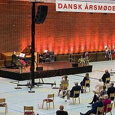 JUBILÆUMSAFTEN I IDRÆTSHALLEN
"De taktfaste klapsalver, der strømmede mod scenen, var nok&hellip;