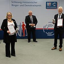 SSF FÅR DELSTATENS DEMOKRATIPRIS
Sydslesvigsk Forening (SSF) og Bund Deutscher Nordschleswiger (BDN)&hellip;